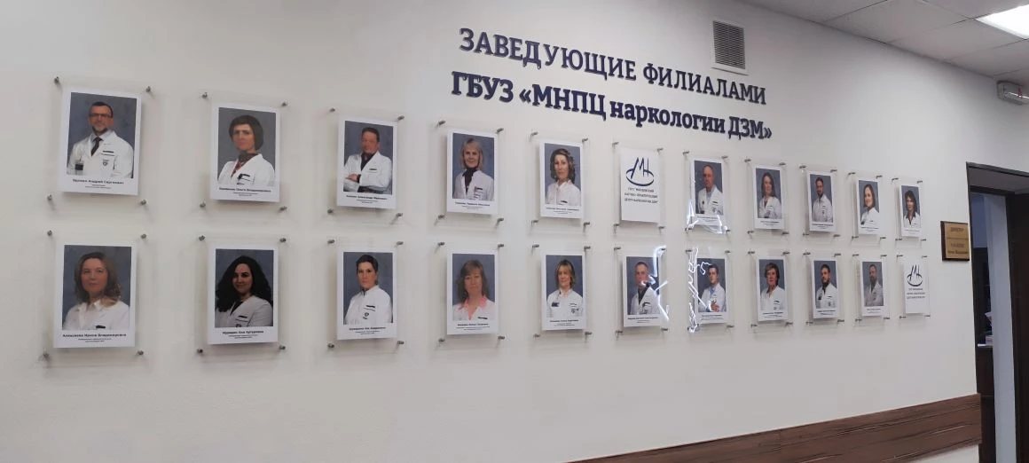 Пример оформления интерьера акриловыми рамами Стена с акриловыми настенными рамками на дистанционных держателях в холле учреждения